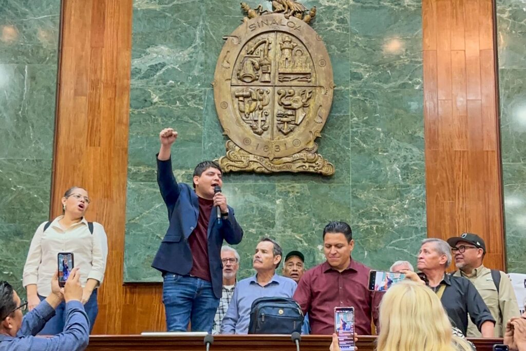 Jubilados de la UAS toman el Congreso de Sinaloa