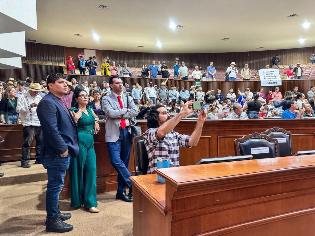 Jubilados de la UAS toman el Congreso de Sinaloa