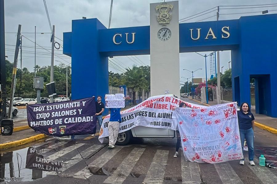Estudiantes de la UAS bloquean Ciudad Universitaria