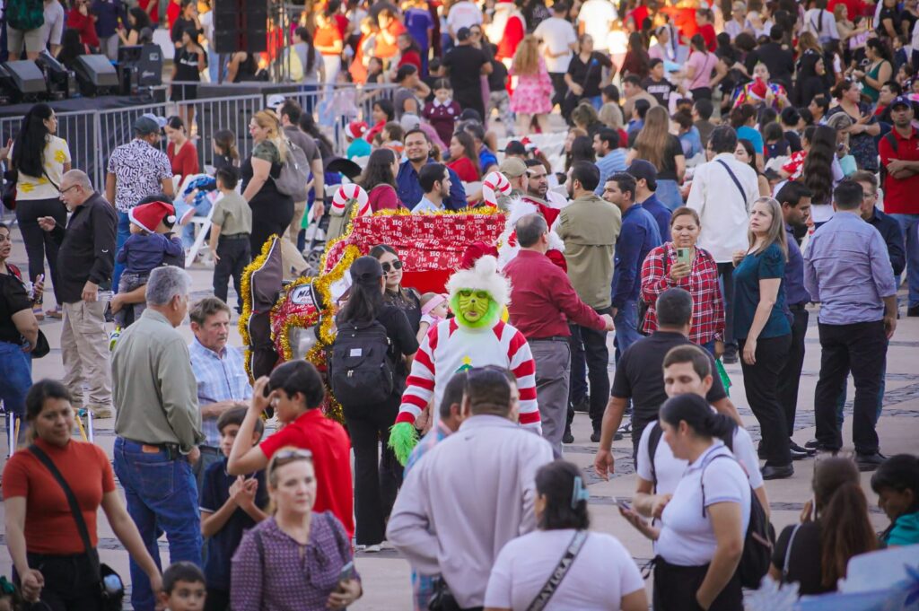 Rocha Moya enciende Árbol de Navidad y abre la Villa Navideña