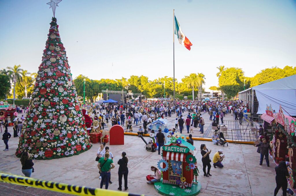 Rocha Moya enciende Árbol de Navidad y abre la Villa Navideña