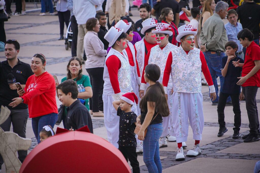 Rocha Moya enciende Árbol de Navidad y abre la Villa Navideña