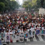 Sheinbaum promete no cerrar el caso Ayotzinapa hasta encontrar a los 43 normalistas ayotzinapa 2